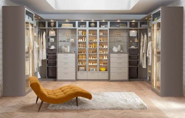 Lemari pakaian dengan lampu LED tersembunyi untuk pencahayaan yang indah